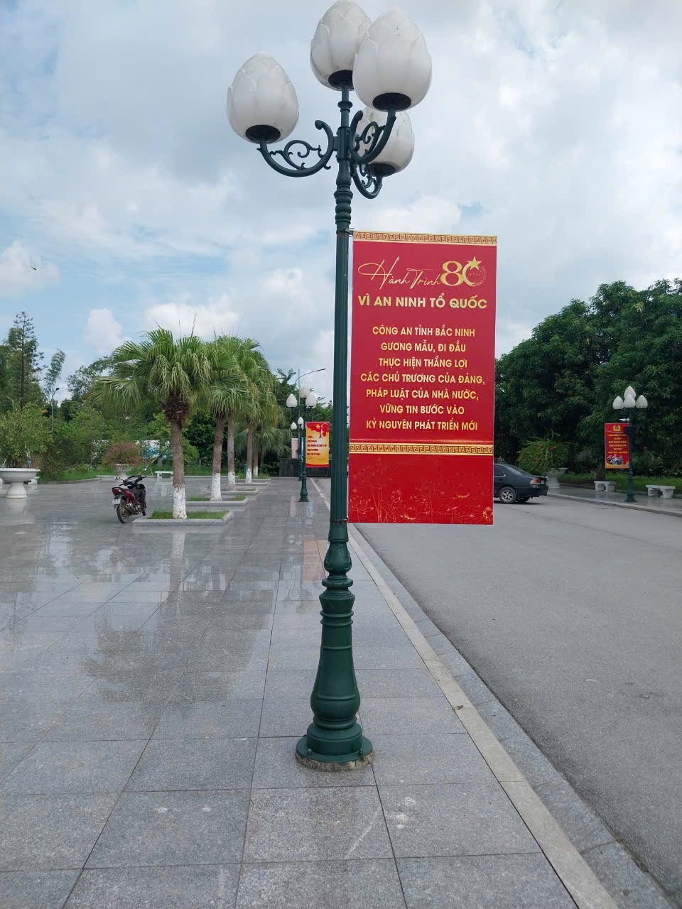 Đèn trụ sân vườn 4 bóng cầu sen