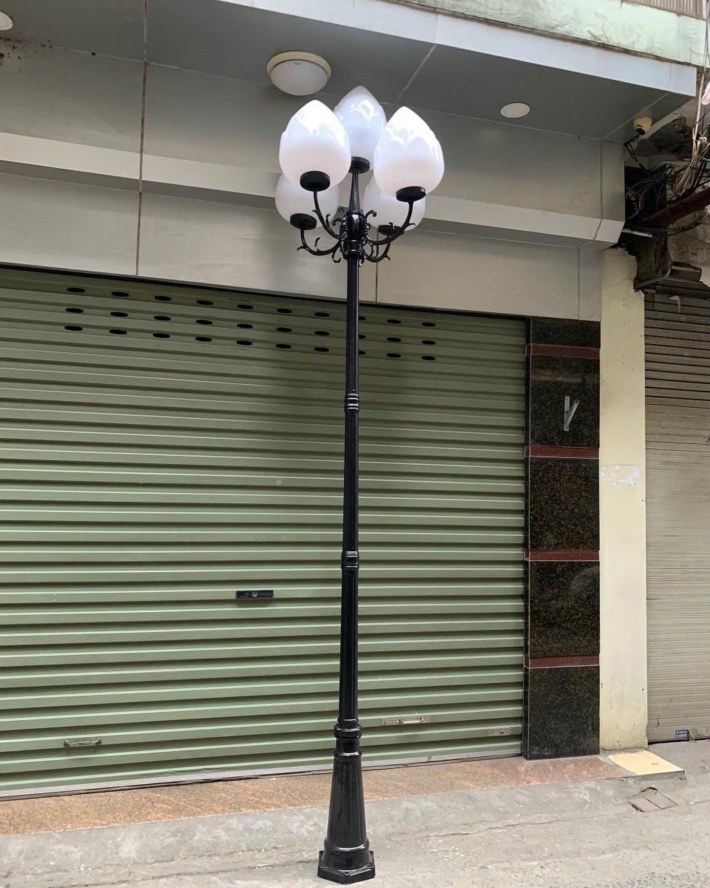 Cột đèn sân vườn hoa sen