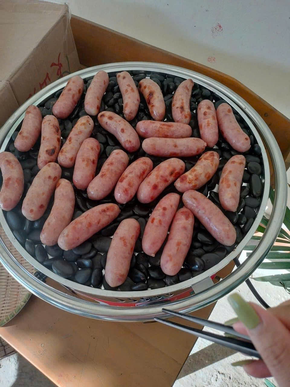 máy nướng lạp xưởng đá