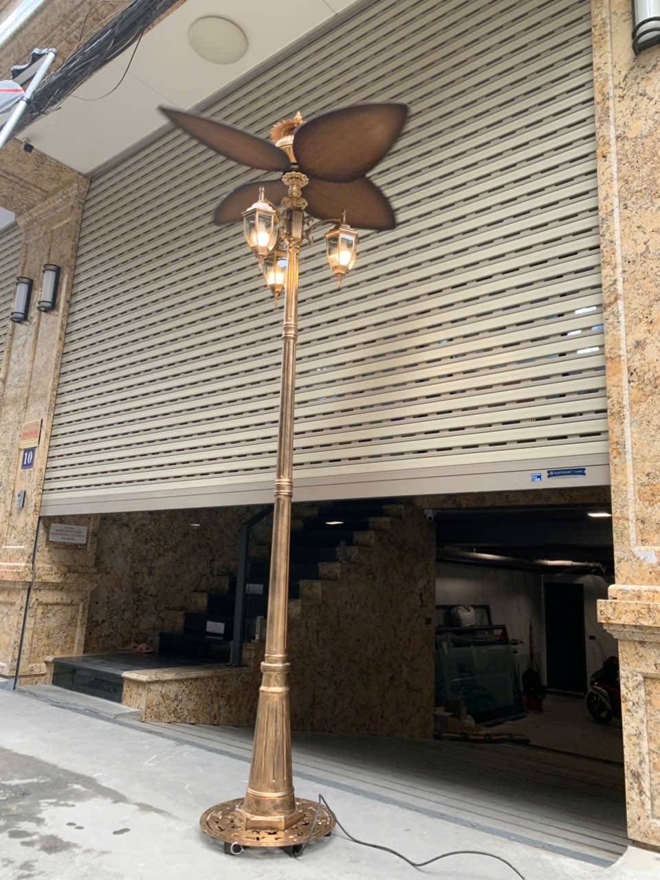 quạt trần ngoài trời di động.