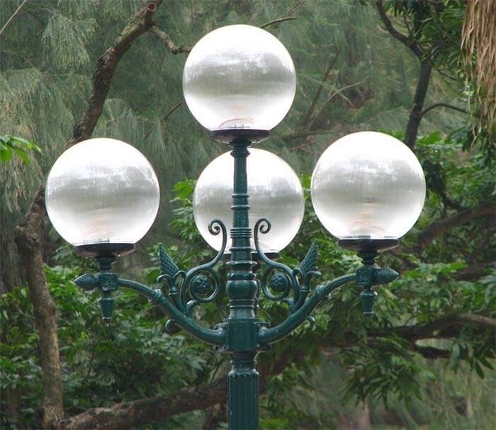cột đèn chiếu sáng 4 bóng