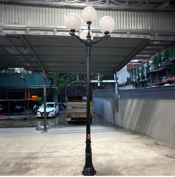 trụ đèn sân vườn 4 bóng