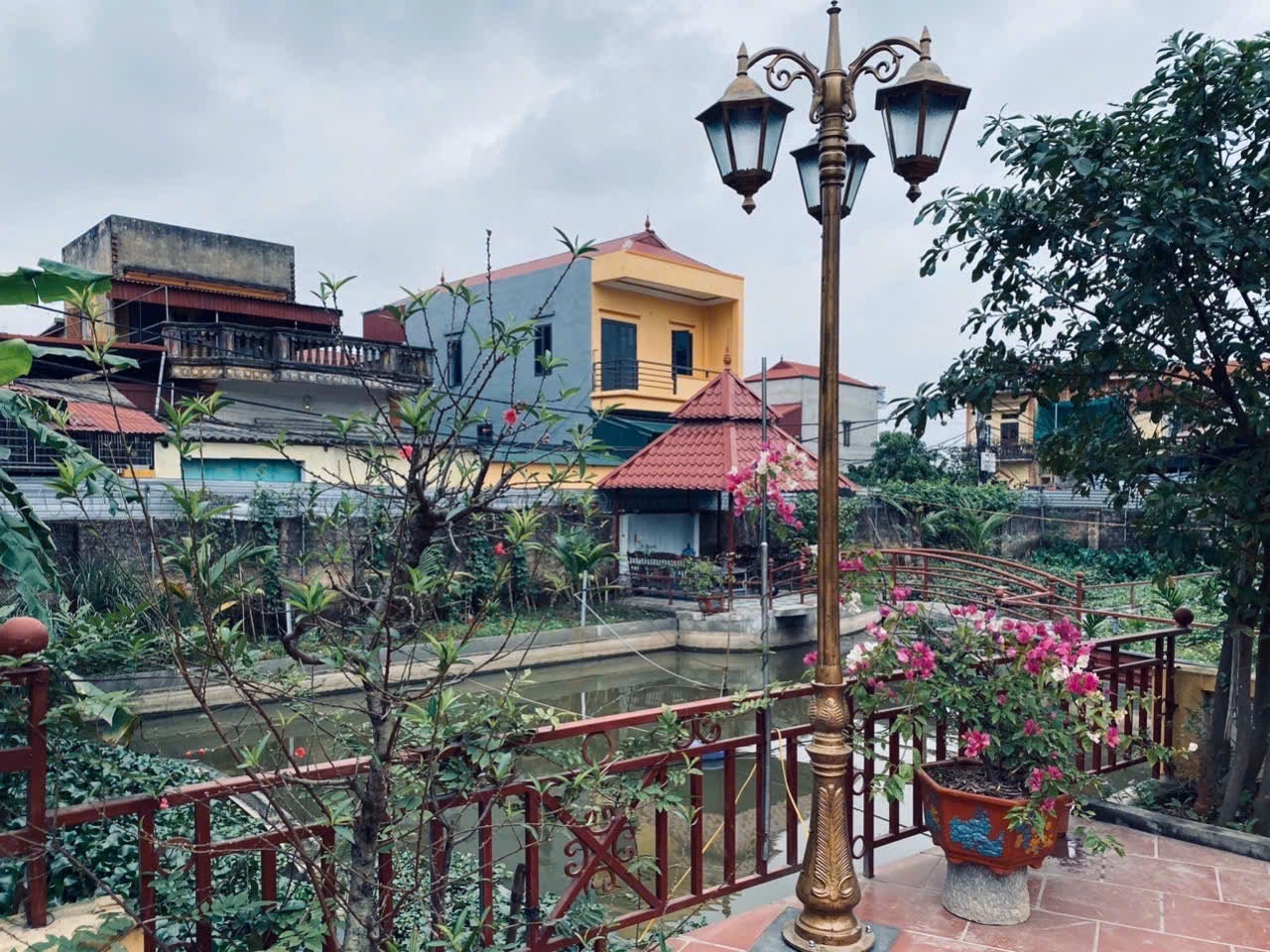 Cột đèn sân vườn chùa đại