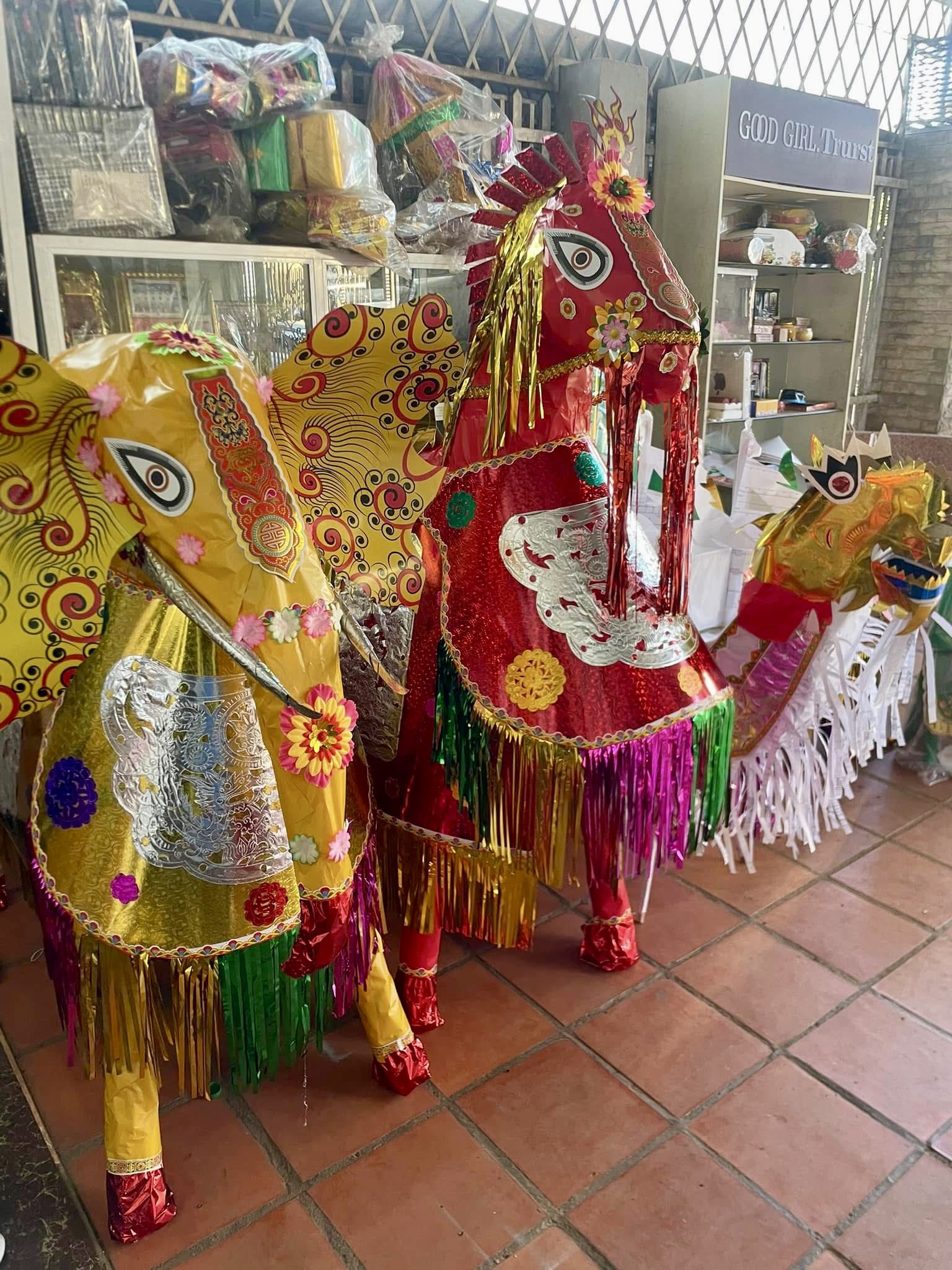 Ngựa, Mũ thần linh và vàng hoa 1000 cúng lễ