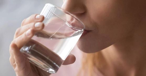 Uống một cốc nước ngay sau khi thức dậy là một thói quen vô cùng tốt