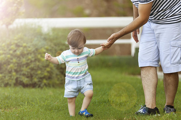 Đi giày đẩm bảo an toàn cho trẻ