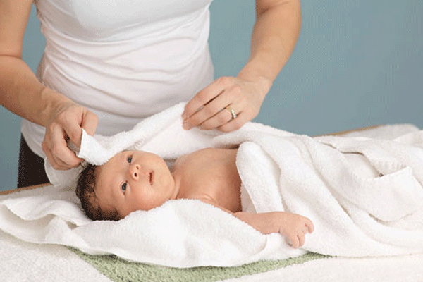 Sai lầm phổ biến khi tắm cho trẻ sơ sinh