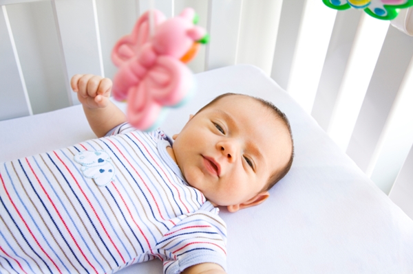Bé tập cầm nắm