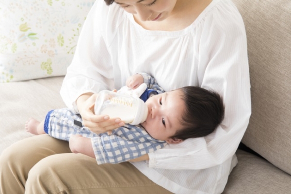 Mẹo bú bình không sặc của Momo Rabbit