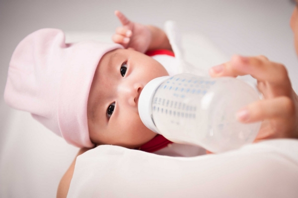 Những điều nên và không nên làm khi nuôi con bằng sữa công thức
