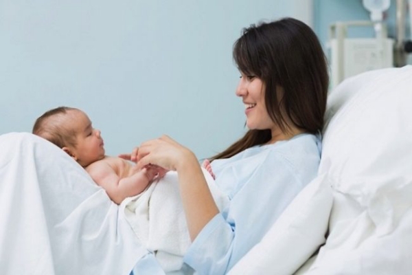 Kết hợp sữa ngoài khi nuôi con bằng sữa mẹ