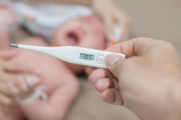 Những điều cần biết khi trẻ sơ sinh bị sốt