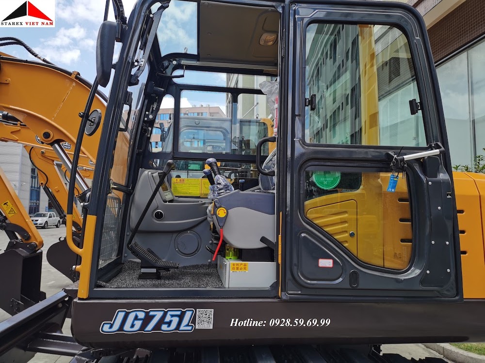 Vệ sinh két nước máy xúc cần diễn ra thường xuyên để đảm bảo hiệu suất hoạt động