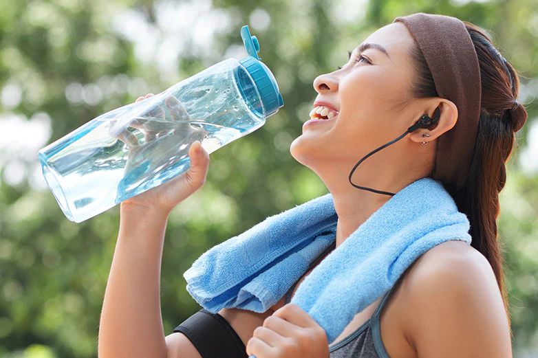Mỗi ngày nên uống ít nhất 1,5 lít nước để cân bằng điện giải cho cơ thể