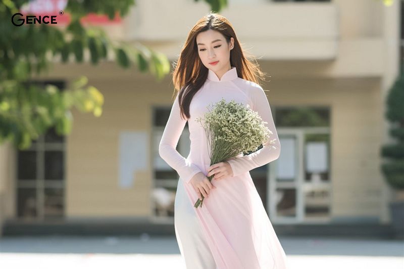 Áo dài làm tôn lên vẻ đẹp của người phụ nữ Việt Nam