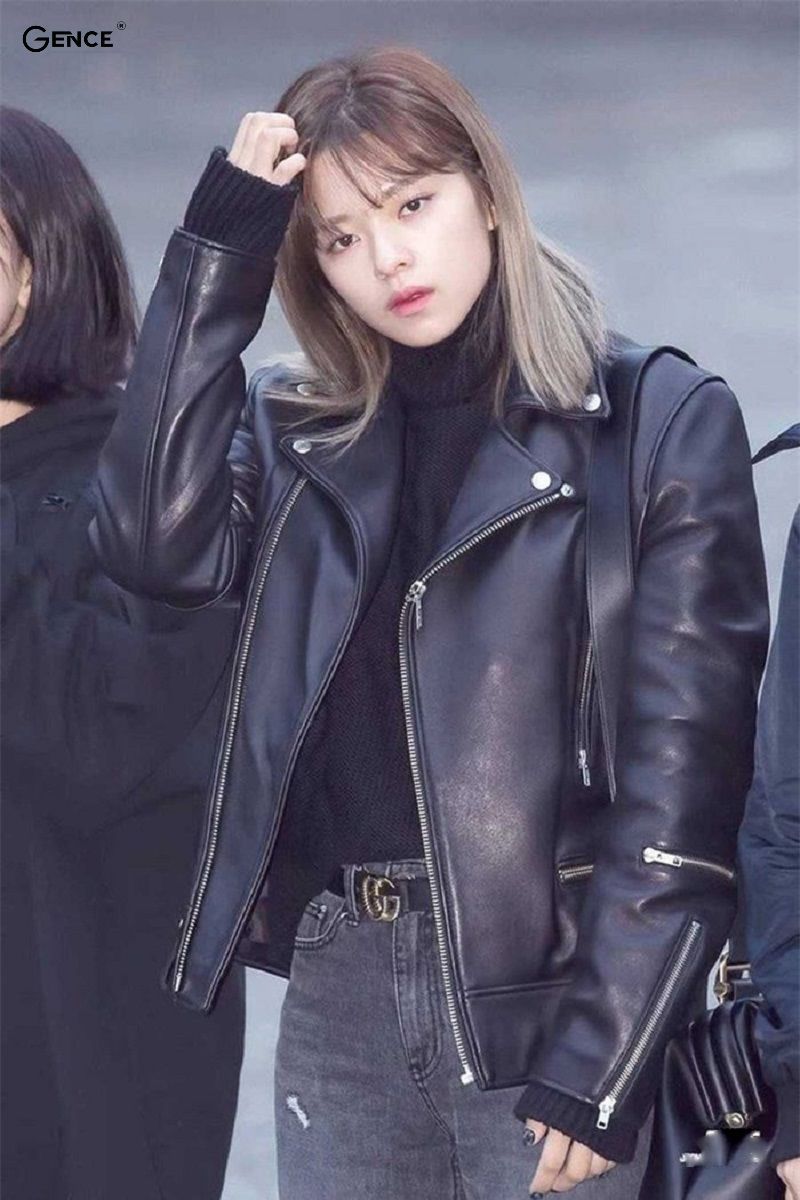 Áo len cổ lọ được phối cùng áo khoác da nữ tạo sự thu hút