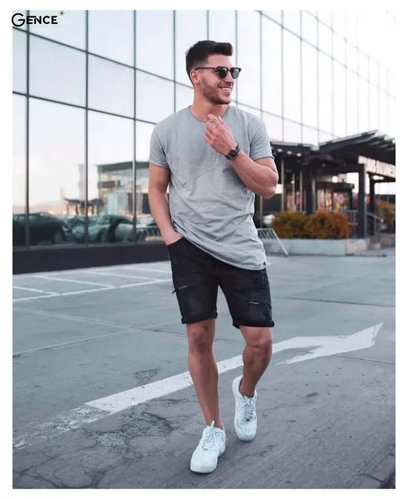 Áo thun màu ghi kết hợp với quần màu đen thu hút mọi ánh nhìn