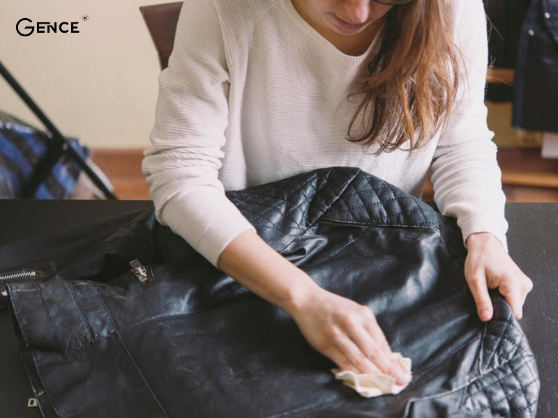 Chuẩn bị đầy đủ vật liệu để giặt đồ da