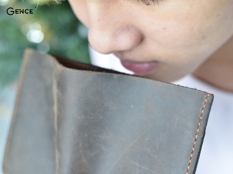 Sử dụng khứu giác là cách kiểm tra ví da bò thật