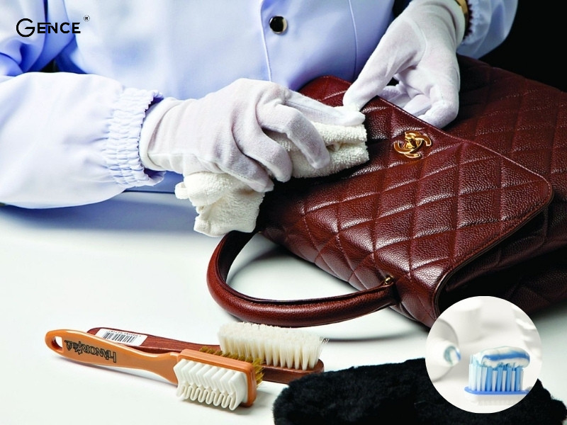 Dùng kem đánh răng làm sạch vết bẩn mới trên túi da