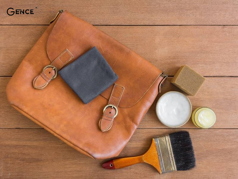 Làm mới túi xách bằng da hiệu quả với xi đánh giày