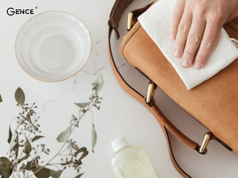 Sử dụng baking soda để làm mới túi da bị sờn