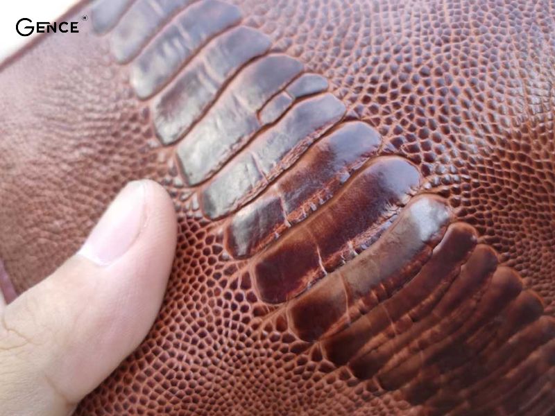 Dùng tay để cảm nhận túi xách da thật giả