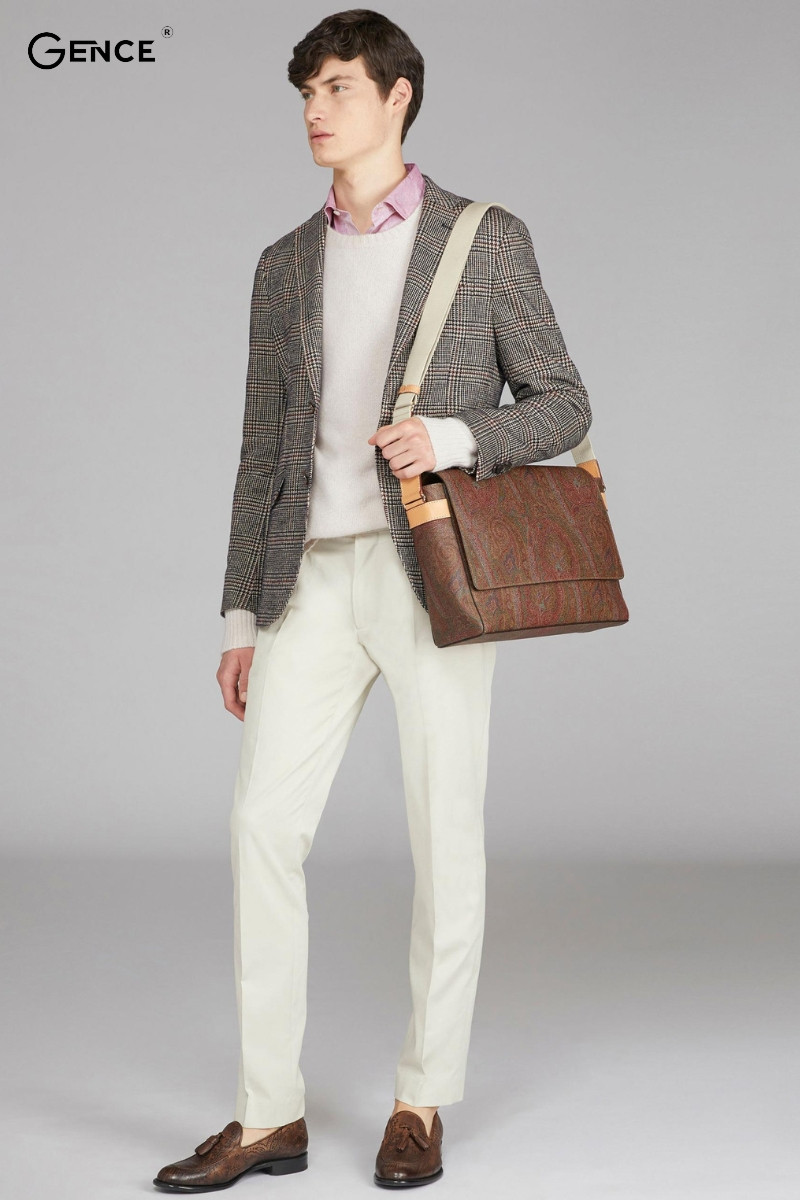 Phối túi đeo chéo nam cùng áo blazer và quần tây