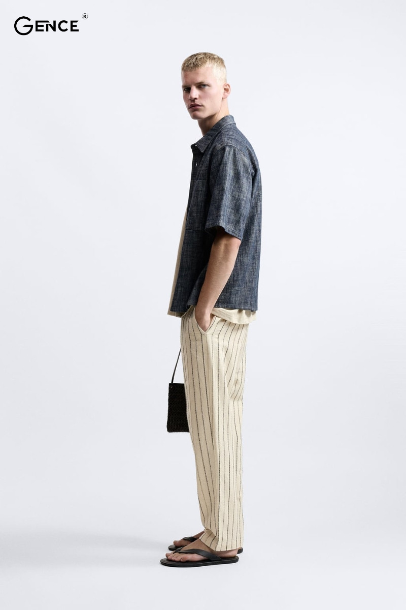 Quần kẻ sọc phối hợp với túi đeo chéo