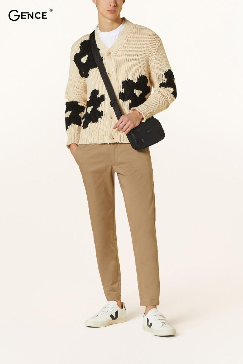 Phối quần kaki và áo sweater cùng túi đeo chéo