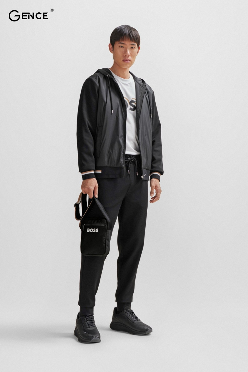 Túi đeo chéo kết hợp áo phông và quần bomber