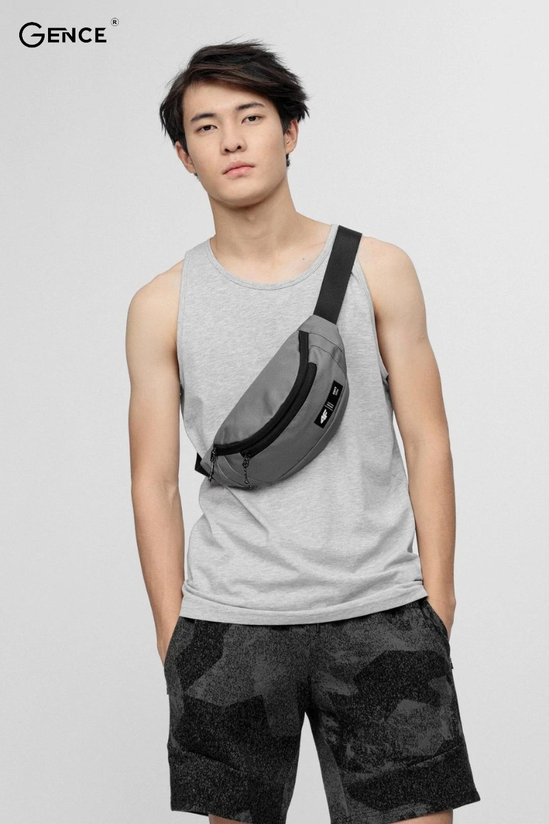 Phối đồ quần lửng, áo tanktop với túi đeo chéo