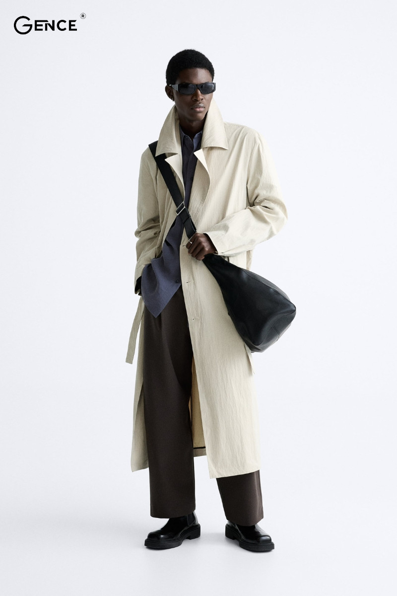 Mix đồ túi đeo chéo cùng áo măng tô