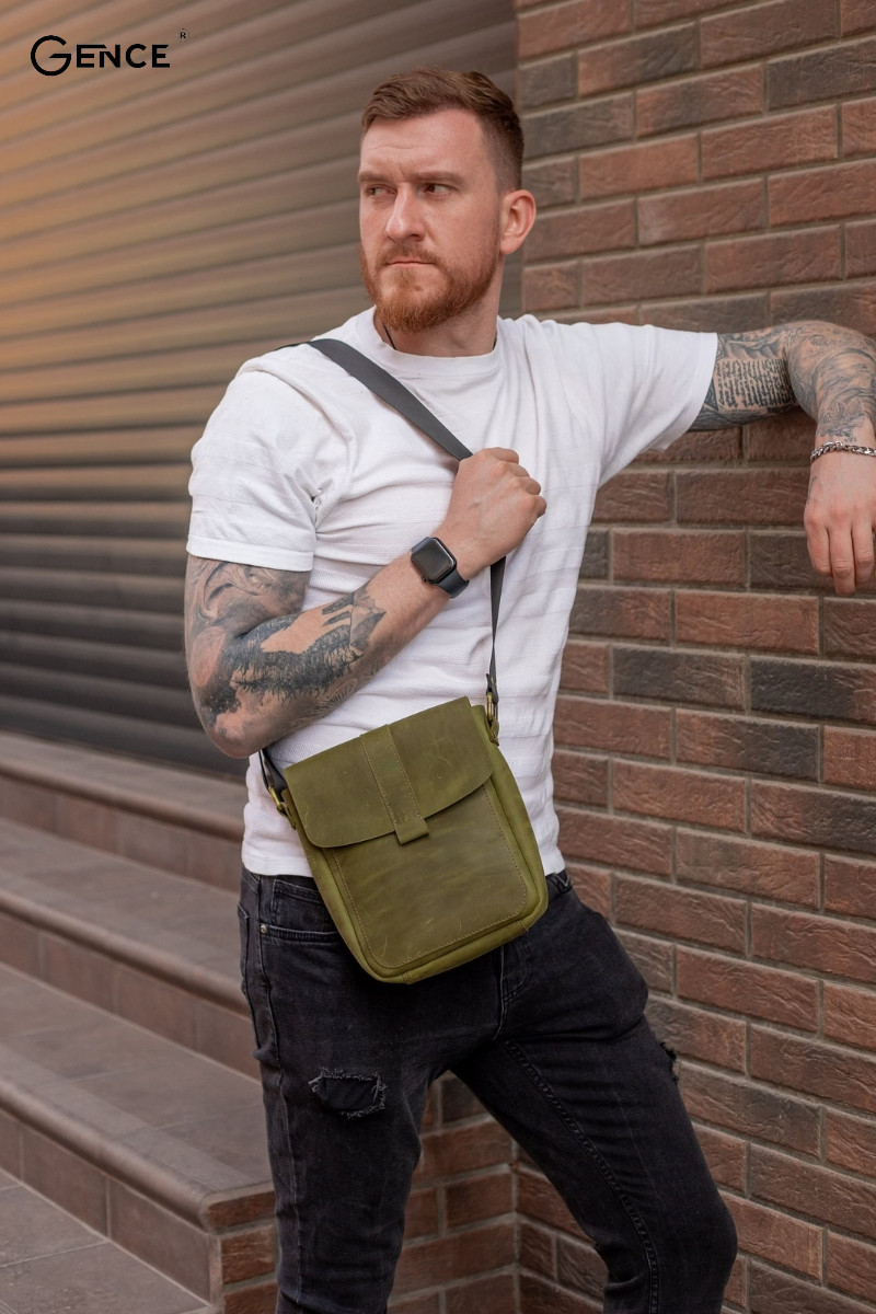 Năng động với túi đeo chéo và áo thun, quần jeans