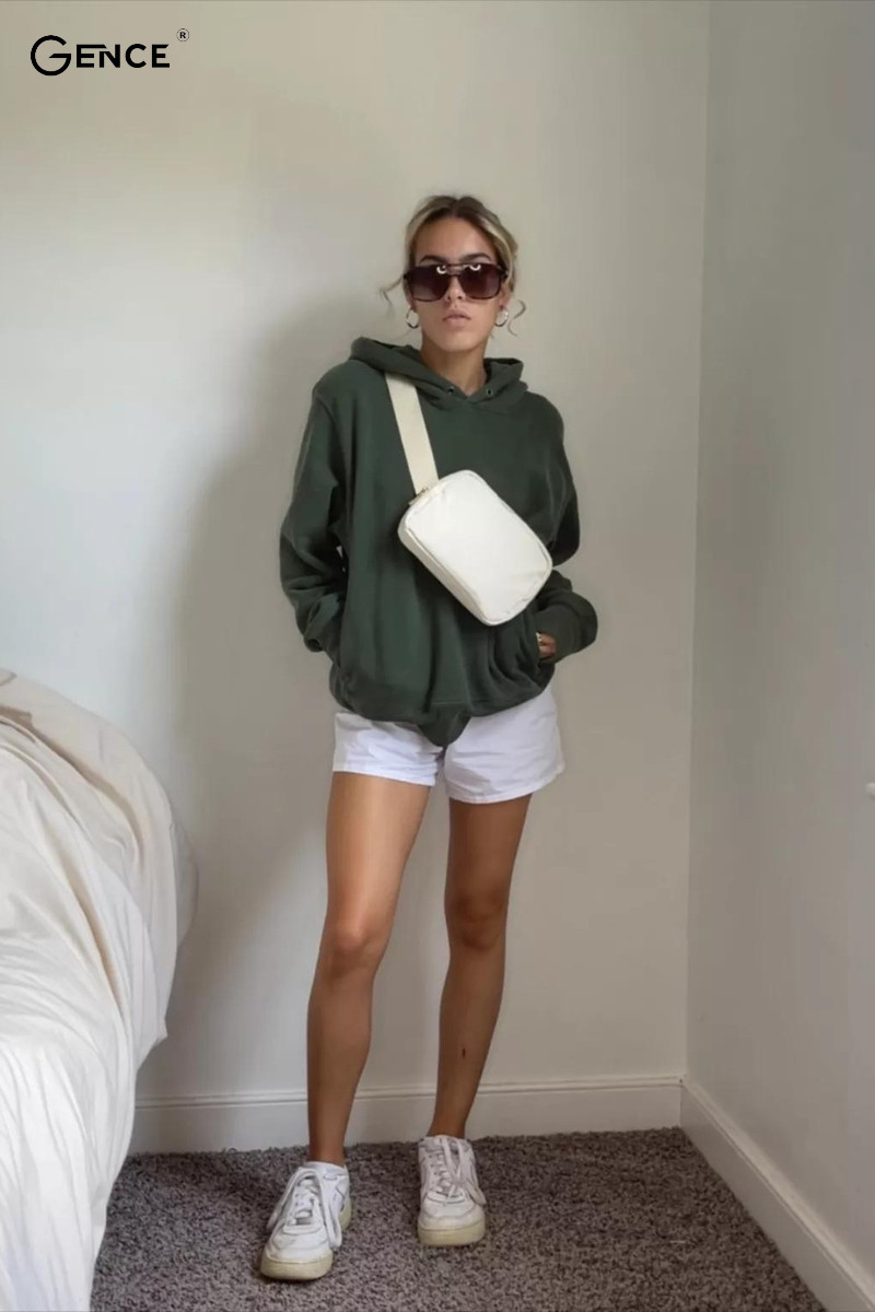 Túi đeo chéo cùng bộ đôi áo hoodie và quần short