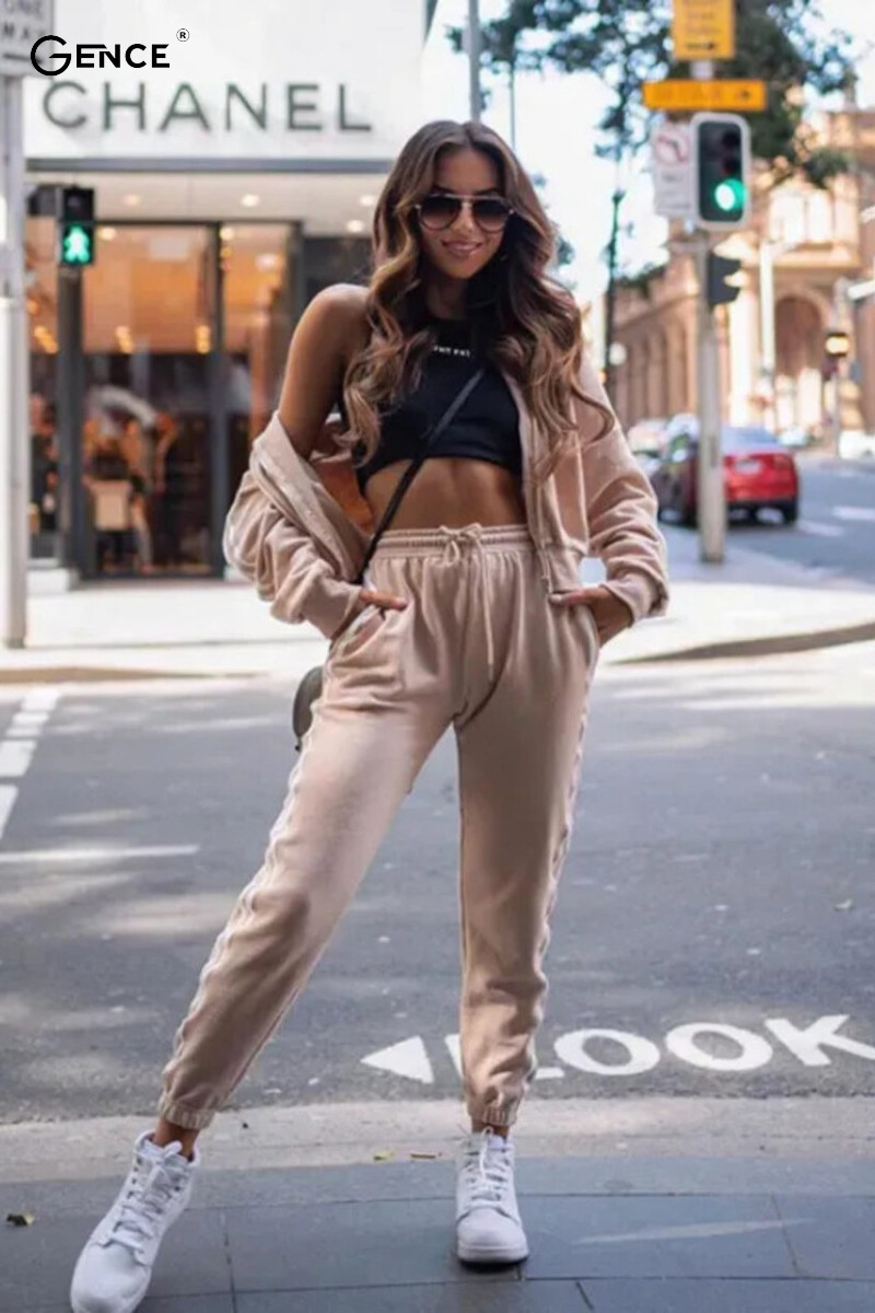 Kết hợp quần jogger và áo croptop với túi đeo chéo