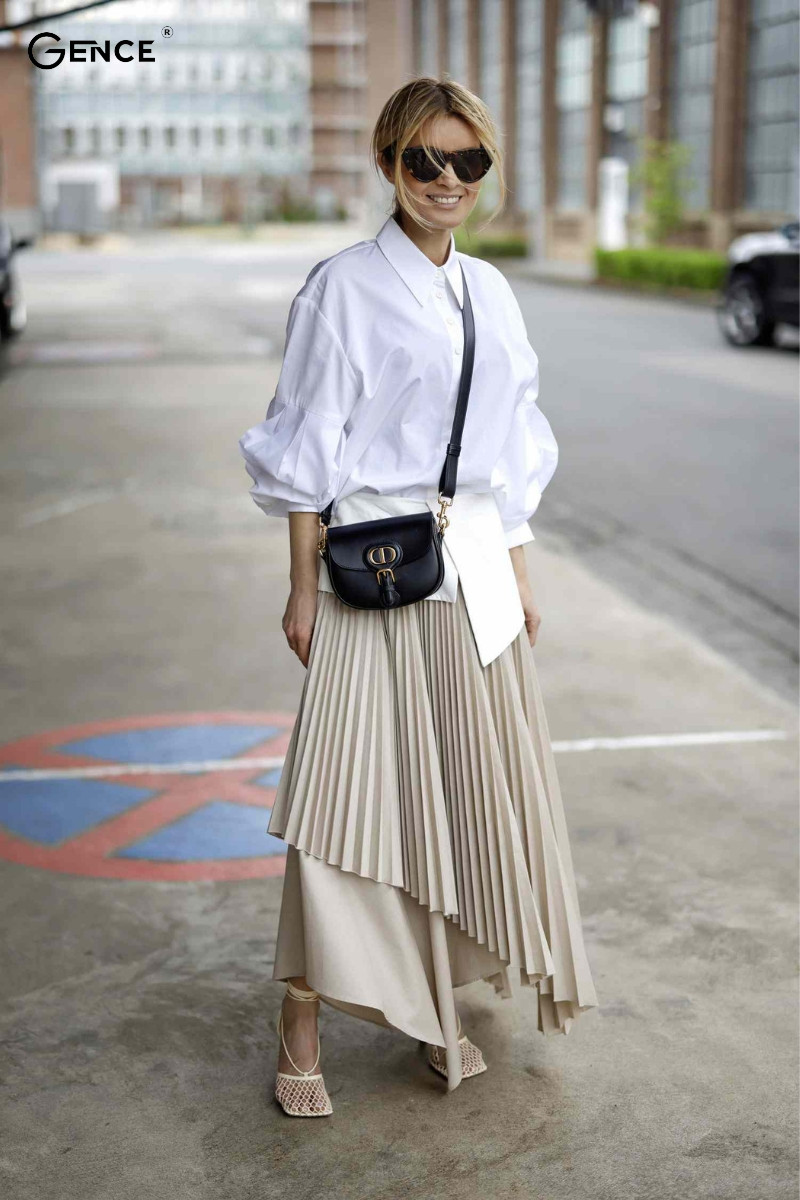 Nữ tính khi kết hợp áo kiểu, chân váy cùng túi đeo chéo