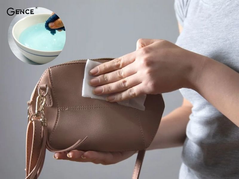 Dung dịch nước ấm pha dung dịch xà phòng