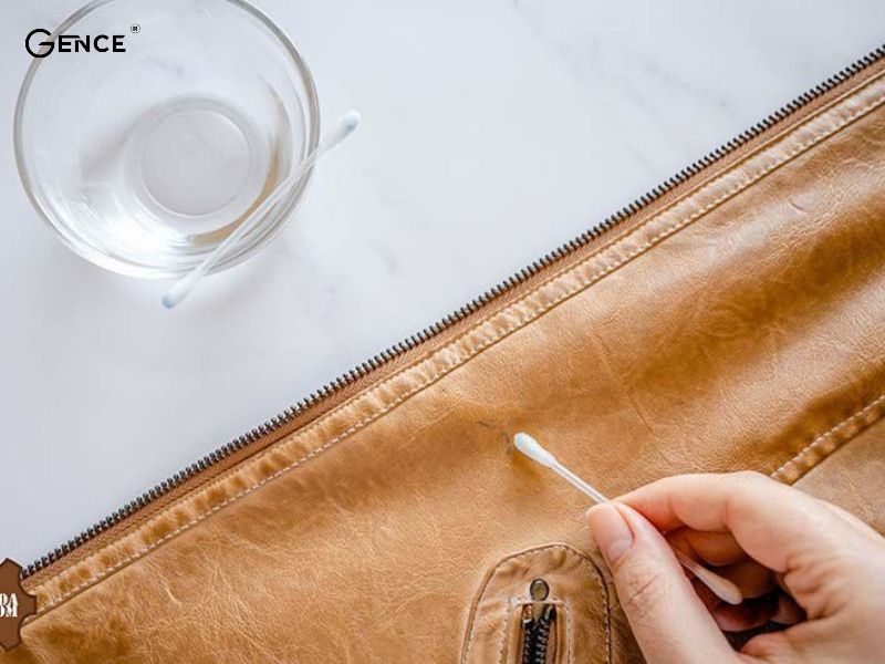 Dùng cồn nồng độ thích hợp vệ sinh đồ da thật