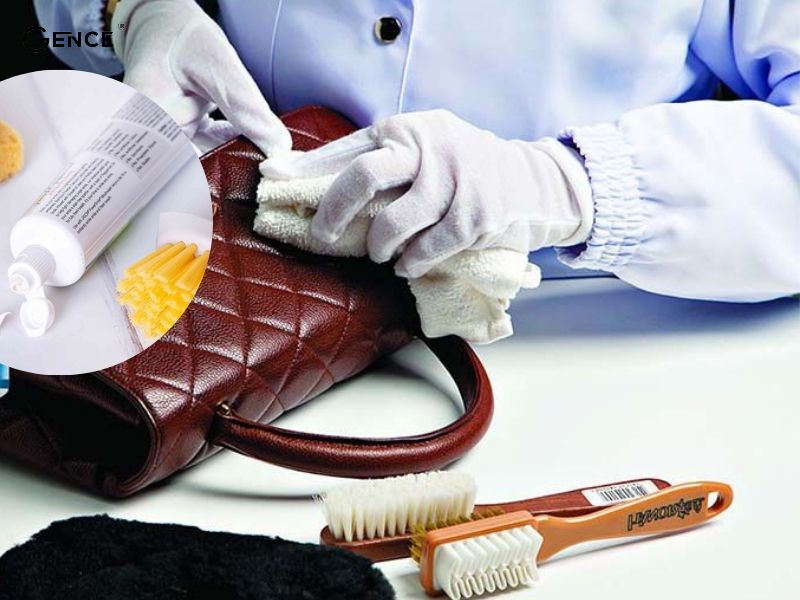 Dùng kem đánh răng lượng vừa đủ vệ sinh túi da thật