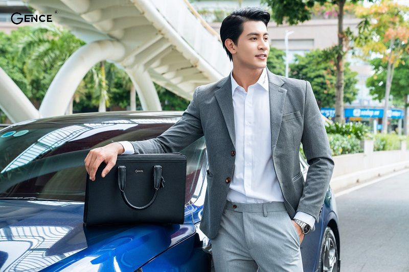 Doanh nhân mặc vest phối cặp da đi làm thể hiện sự chuyên nghiệp