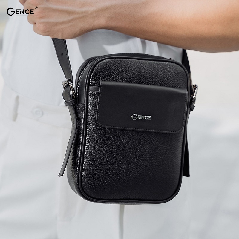 Chàng rất vui và cảm động khi được tặng túi/balo