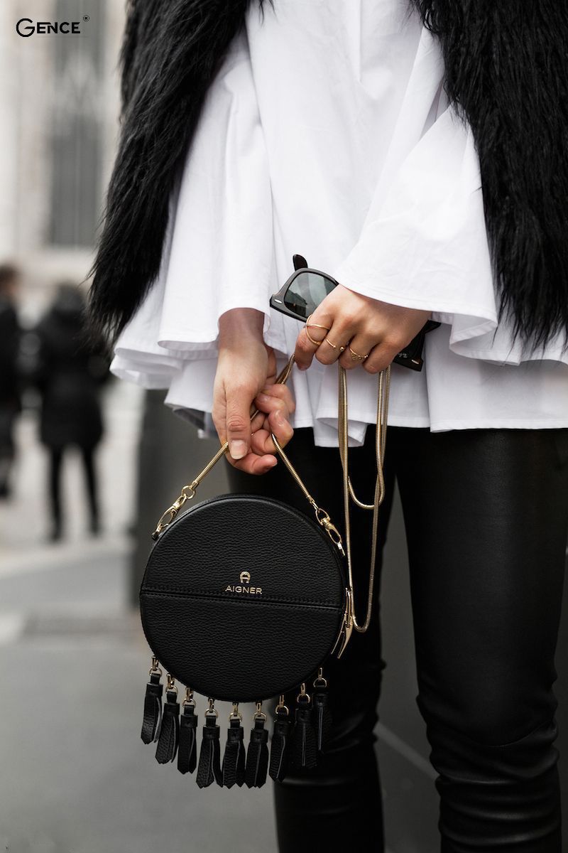 Chọn túi xách đeo chéo 2 dây hợp người thích tông đen trắng