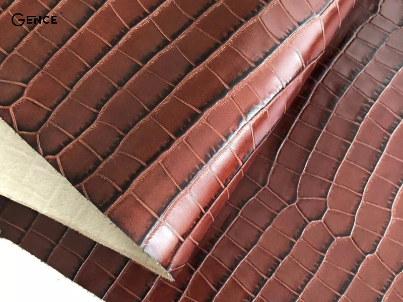 Quá trình dập vân cá sấu diễn ra cẩn thận và chính xác