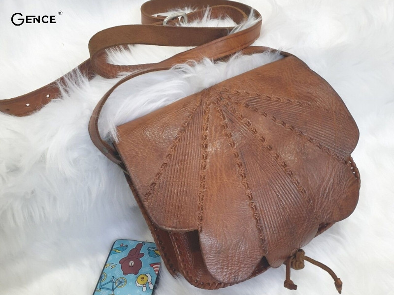 Đánh giá độ đanh, săn chắc của da bò mộc