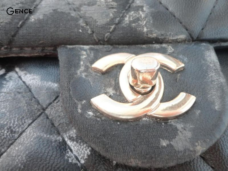 Da ngấm nước lâu ngày làm hỏng bề mặt