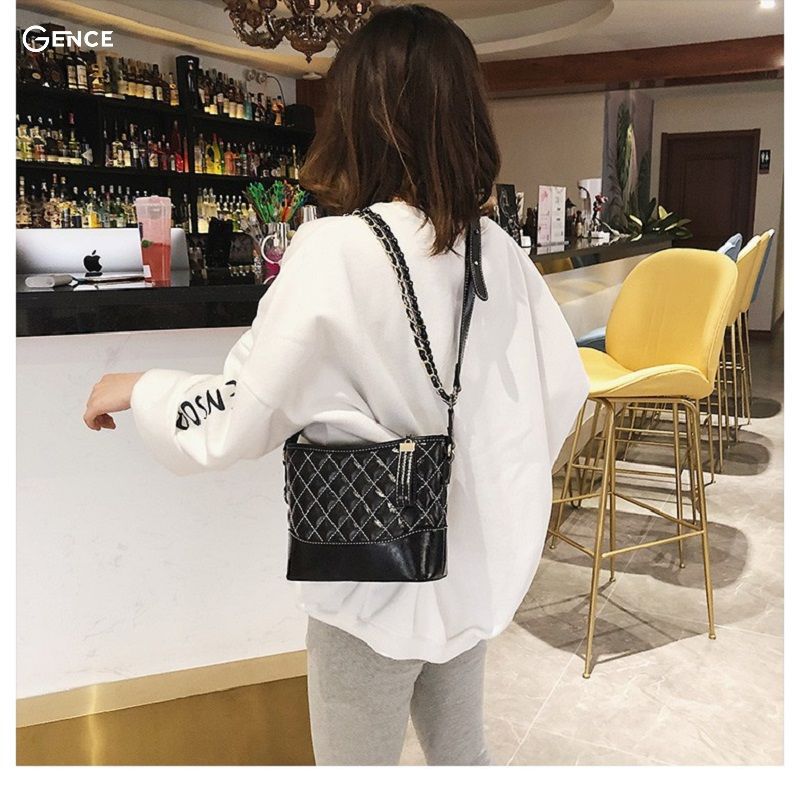 Đeo túi xách đeo chéo 2 dây giúp người sử dụng đỡ đau vai