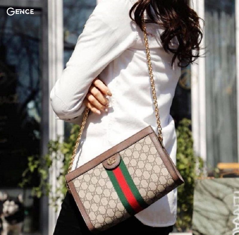 Đeo túi xách đeo chéo 2 dây một bên vai phù hợp trang phục