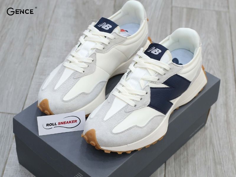 Hộp giày của New Balance cứng cáp và có logo in trên nắp hộp