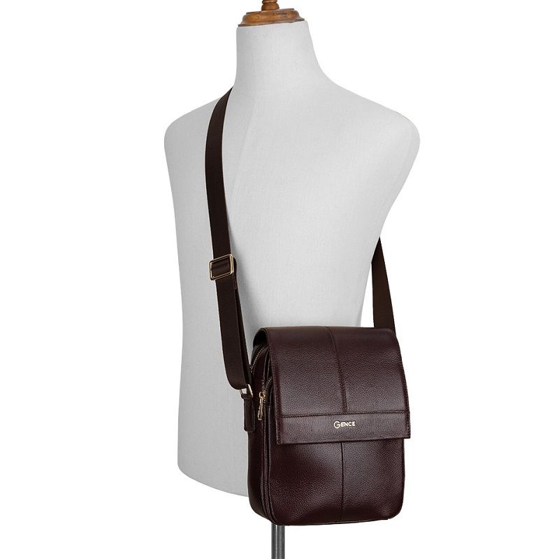 Kiểu đeo túi quai chéo nam TD09 Gence phổ biến ở phóng viên